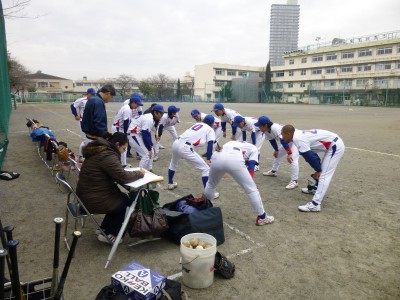 こちらブルサンは相手を意識しつつ…　「声だけは負けるな！」