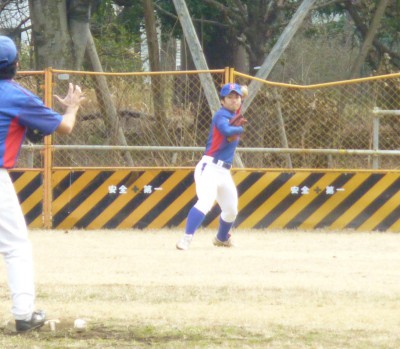 返球素早く強く。投げることは今季の山﨑のテーマ!