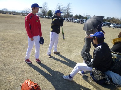 手入れの行き届いたグラブと、左右の若手選手と、中央の若い選手。野球シーズンが来た!　風は冷たいが・・・